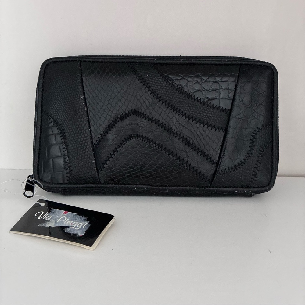 NWT Via Piaggi leather Zip Around Clutch Wallet, snakeskin look embossed. Black